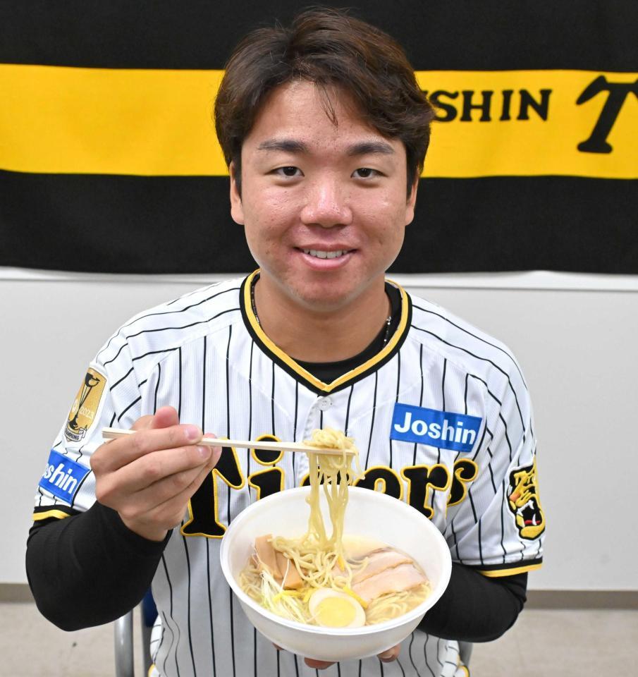 　「ラオタ村上の柚子香るさっぱり塩ラーメン」を試食する村上