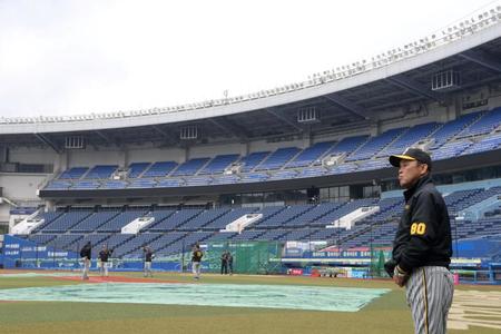 　グラウンド状態と空模様を気にする岡田監督（撮影・堀内翔）