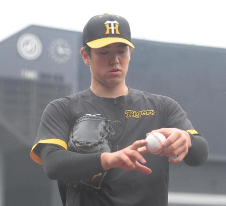 　キャッチボールを終えてボールの握りを確認する石黒（撮影・堀内翔）