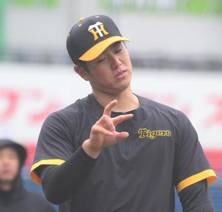 　キャッチボールを終えて握りを気にする石黒（撮影・堀内翔）