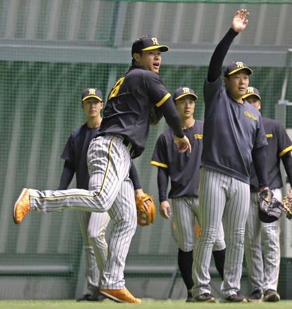 阪神・佐藤輝　１０日巨人戦での悪送球　スローイング修正へ「色々試したい」