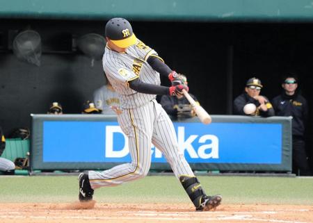 　３回、和田から２本目の安打を放つ山田