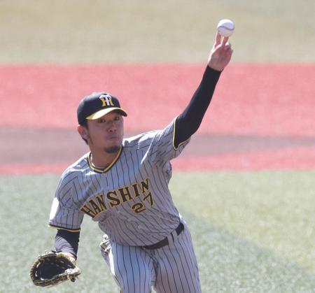 　力投する先発の伊藤将（撮影・中田匡峻）