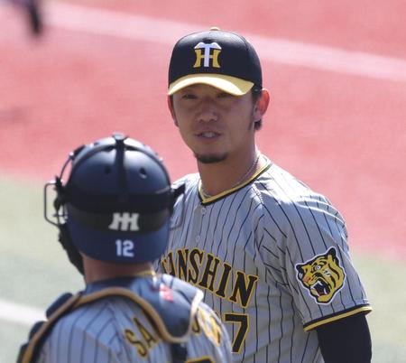 　１回を投げ終え、坂本（手前）と言葉を交わしながらベンチに戻る伊藤将（撮影・中田匡峻）