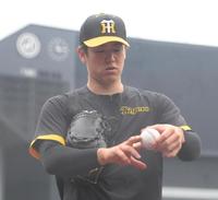 　キャッチボールを終えてボールの握りを確認する石黒（撮影・堀内翔）