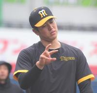 　キャッチボールを終えて握りを気にする石黒（撮影・堀内翔）