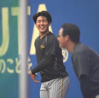 　練習中に大山（手前右）と談笑する石黒（撮影・堀内翔）