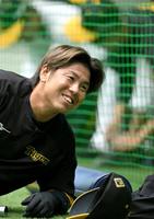 　練習中に笑顔を見せる梅野（撮影・北村雅宏）