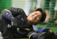 　練習中に笑顔を見せる梅野（撮影・北村雅宏）