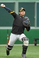 　距離を伸ばしながらキャッチボールする梅野（撮影・北村雅宏）