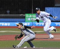 　１回、角中の打球が直撃する伊藤将（撮影・堀内翔）