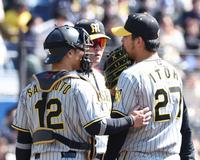 　１回、足に打球を当てた伊藤将（右）に駆け寄る坂本（撮影・西岡正）