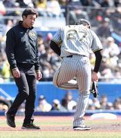 　１回、角中の打球が当たった足を気にする伊藤将（撮影・西岡正）