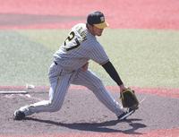 　１回、角中の打球を左足に受ける伊藤将（撮影・中田匡峻）