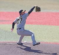 　力投する先発の伊藤将（撮影・中田匡峻）