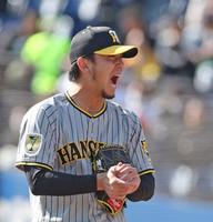 　５回、井上を遊ゴロに打ち取り、大きく口を開ける伊藤将（撮影・中田匡峻）