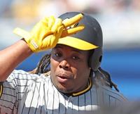 　３回、近本の先制適時三塁打で生還した二走のミエセスはベンチ前でおなじみのポーズを見せる（撮影・中田匡峻）