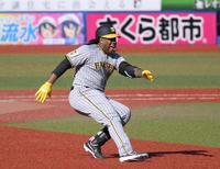 　７回、適時打を放ち一塁をオーバーランするミエセス（撮影・堀内翔）