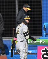 　６回、左飛に倒れてベンチに戻る佐藤輝。後方は岡田監督（撮影・堀内翔）