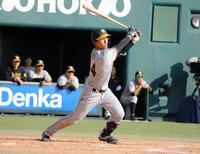 　９回、右線へ２点適時二塁打を放つ戸井