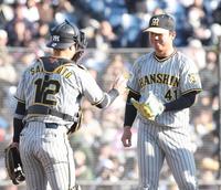 　坂本（左）からウイニングボールを受け取る村上（撮影・西岡正）