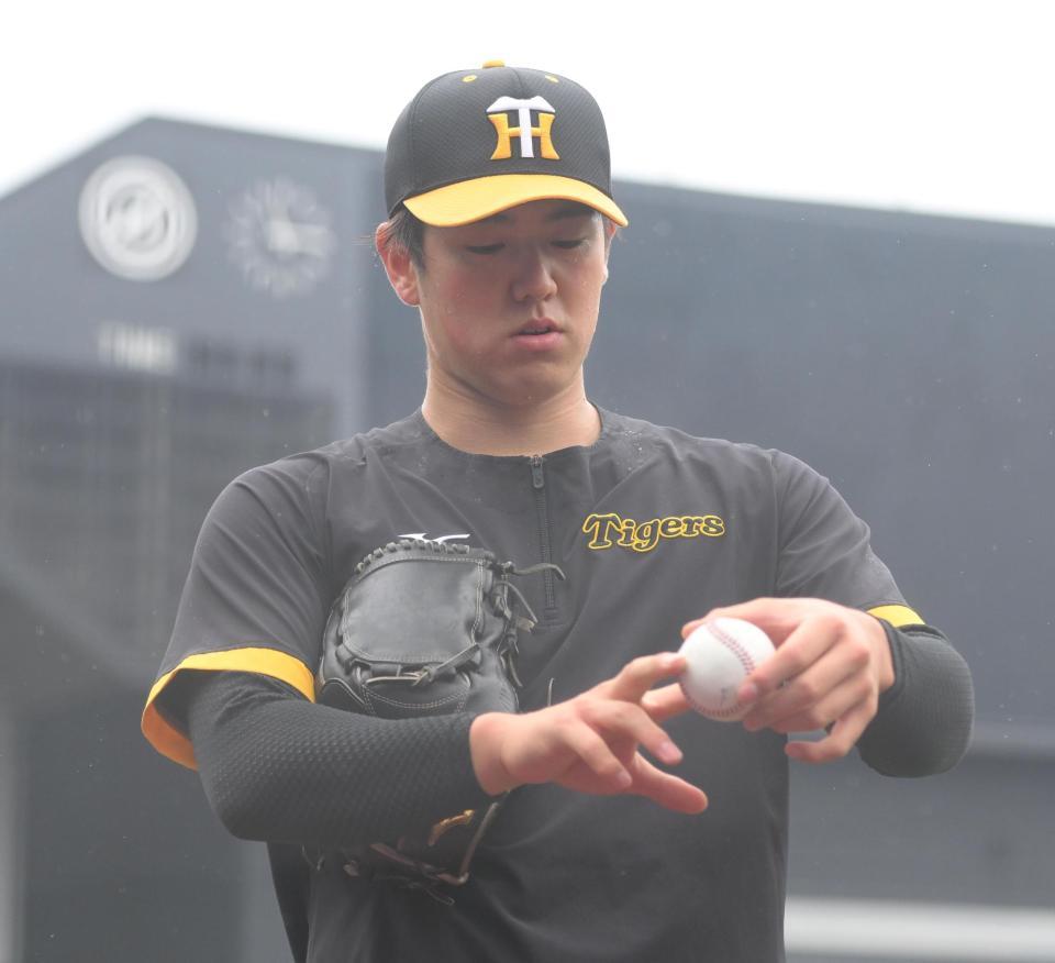 　キャッチボールを終えてボールの握りを確認する石黒（撮影・堀内翔）