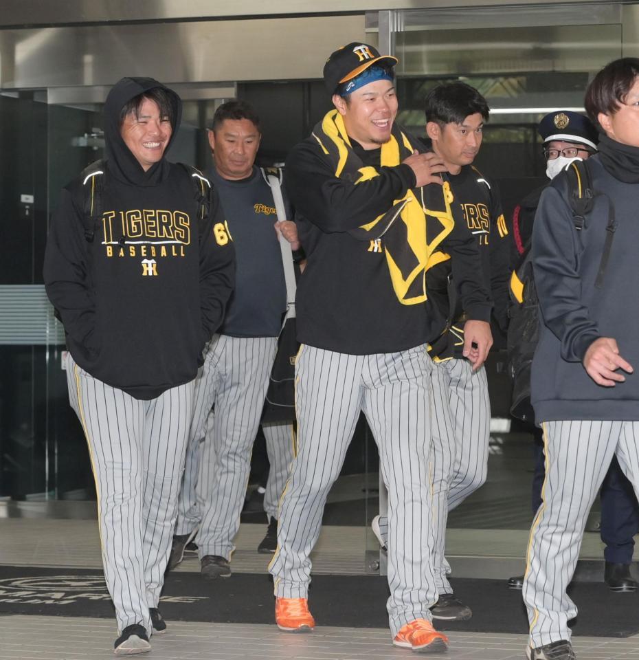 　練習を終えて笑顔でグラウンドを後にする小野寺（左）と佐藤輝（撮影・堀内翔）