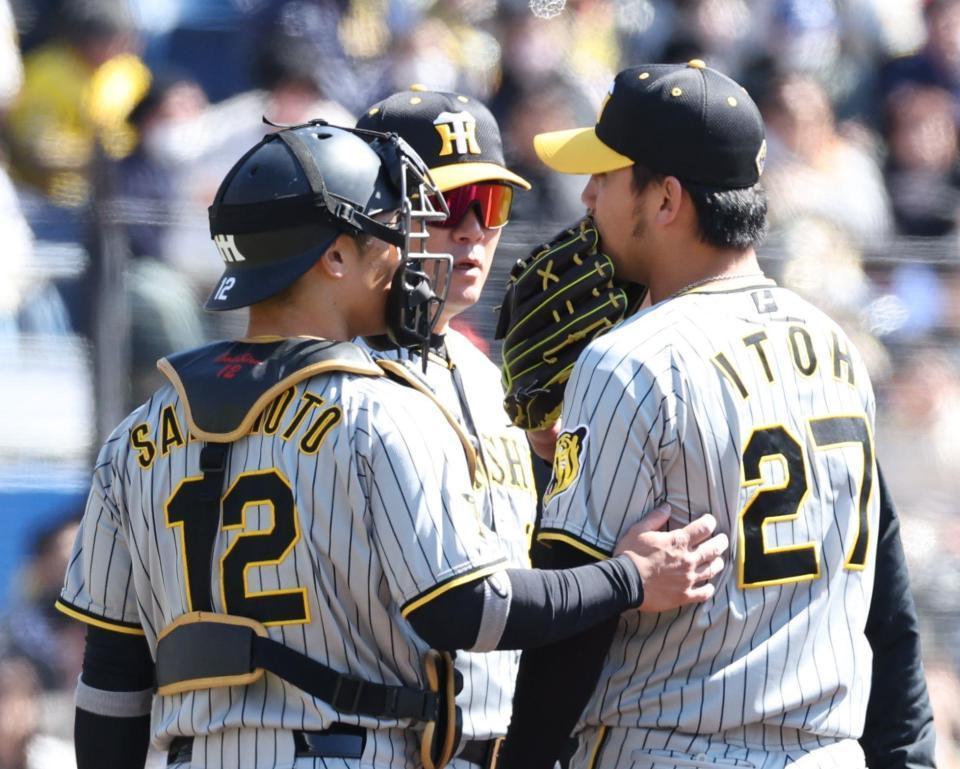 　１回、足に打球を当てた伊藤将（右）に駆け寄る坂本（撮影・西岡正）