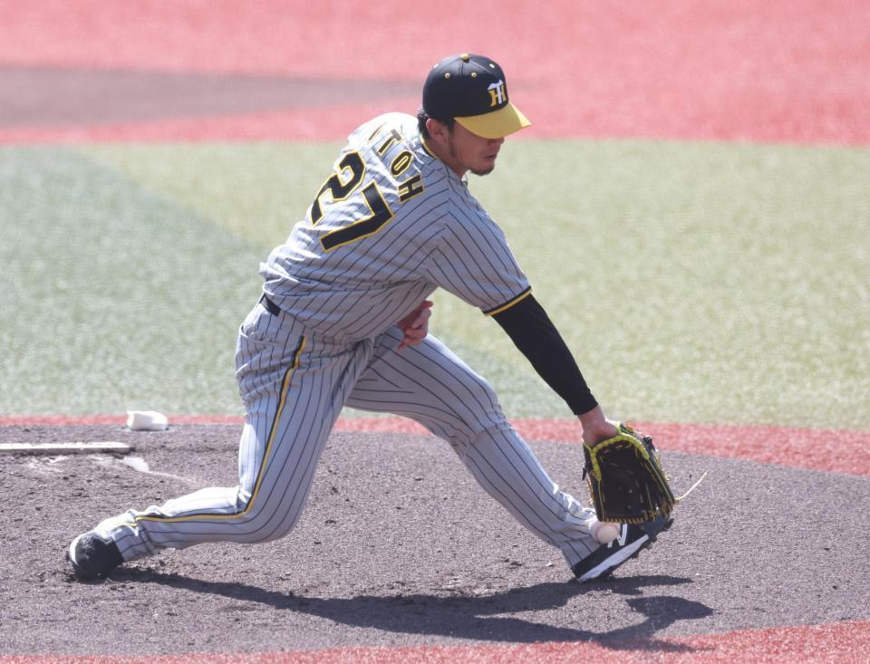 　１回、角中の打球を左足に受ける伊藤将（撮影・中田匡峻）