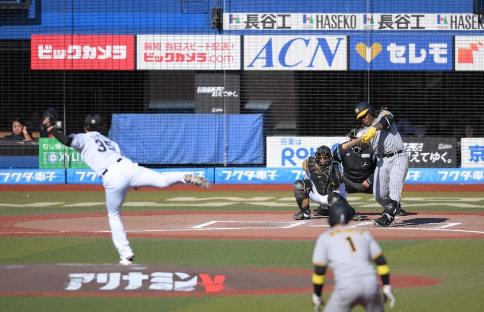 　７回、ミエセスが左前適時打を放つ（投手・田中晴）＝撮影・堀内翔