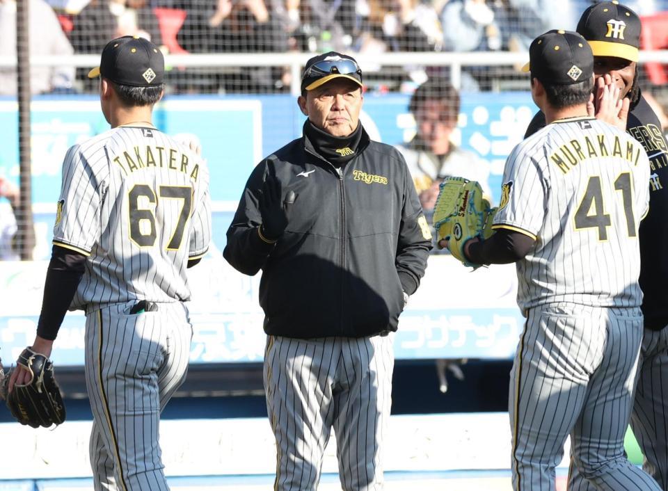 　オープン戦初勝利で村上（右）らナインを迎える岡田監督（撮影・西岡正）