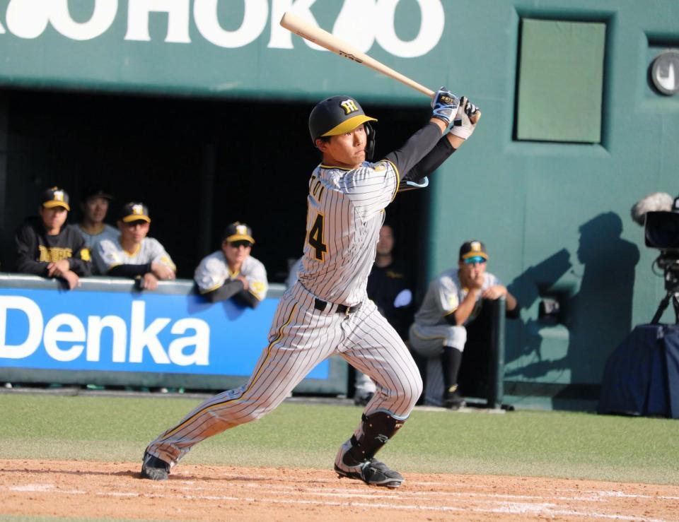 　９回、右線へ２点適時二塁打を放つ戸井