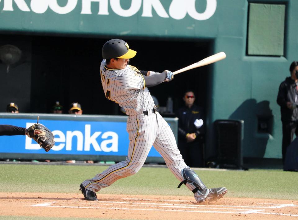 　６回、左越え３ランを放つ戸井