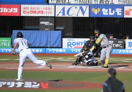 　８回、森下が内野安打を放つ（投手・沢村）＝撮影・堀内翔