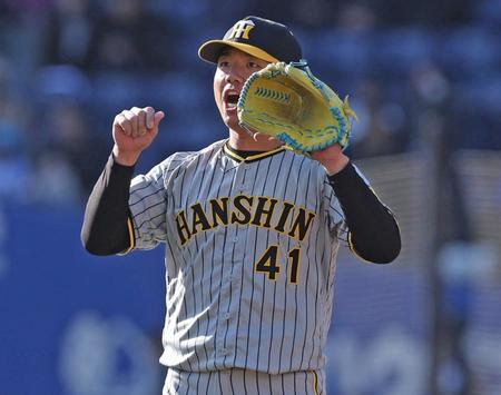 　８回、友杉を見逃し三振に斬り、ナインに声をかける村上（撮影・中田匡峻）