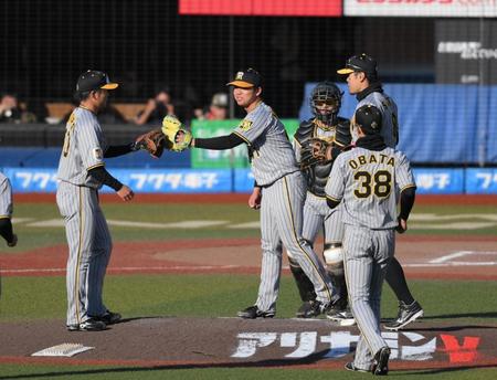 　試合後、タッチを交わす村上（中央）＝撮影・堀内翔