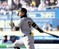 　９回、中前に２点適時打を放つ佐藤輝（撮影・中田匡峻）