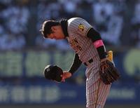 　９回表に２点適時打を放った佐藤輝は守備についた際、レフトスタンドの歓声に深々と頭を下げる（撮影・中田匡峻）