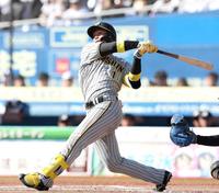 　７回、二塁打を放った森下