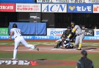 　８回、森下が内野安打を放つ（投手・沢村）＝撮影・堀内翔