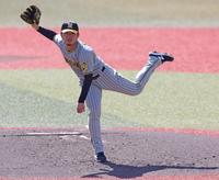 　力投する先発の伊藤将（撮影・中田匡峻）