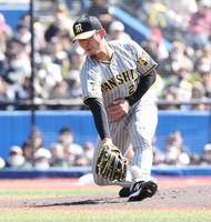 　１回、角中の打球を足に当てる伊藤将（撮影・西岡正）