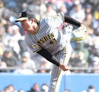 　６回に登板し、力投する村上（撮影・西岡正）