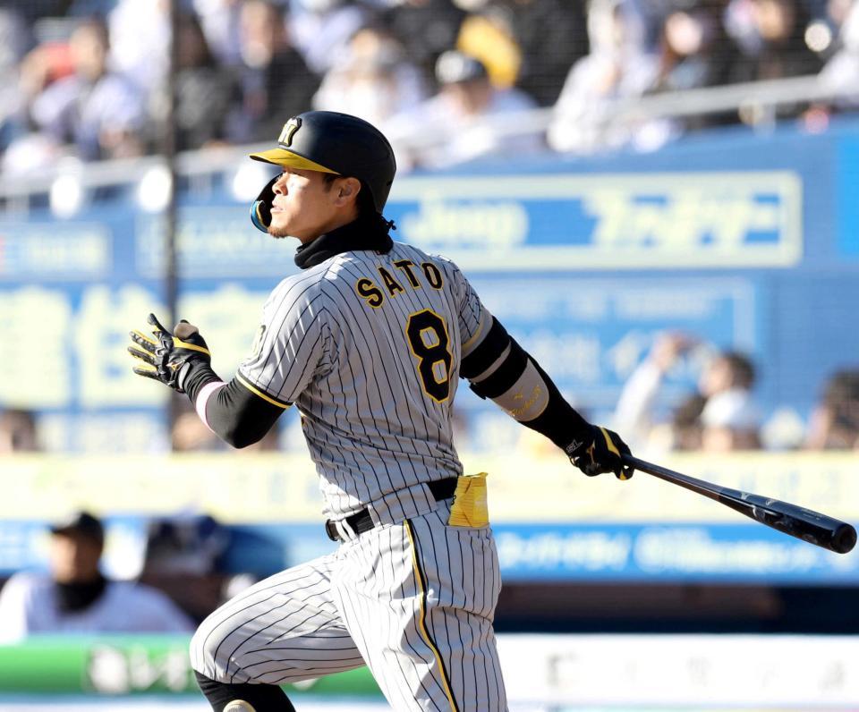 　９回、中前に２点適時打を放つ佐藤輝（撮影・中田匡峻）