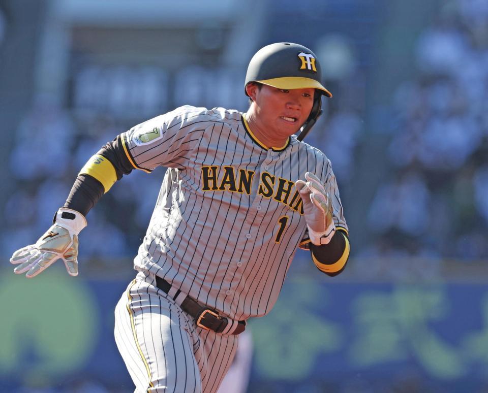 　７回、ミエセスの勝ち越し適時打で本塁に生還した森下（撮影・中田匡峻）