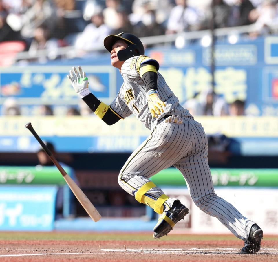 　８回、三塁内野安打で出塁した森下（撮影・中田匡峻）