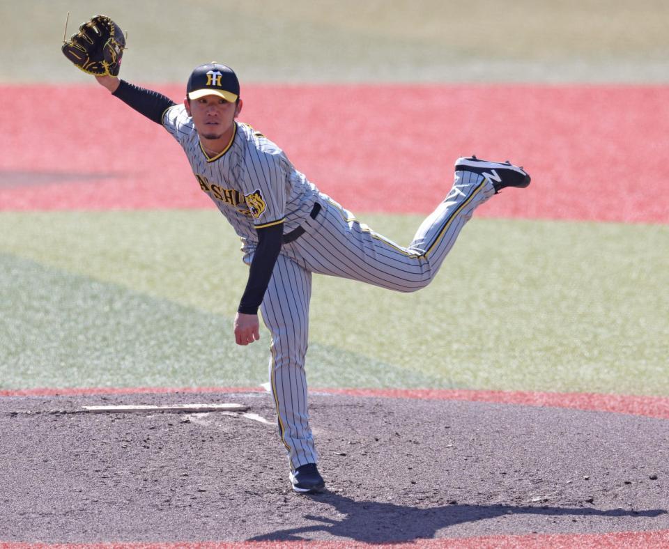 　力投する先発の伊藤将（撮影・中田匡峻）