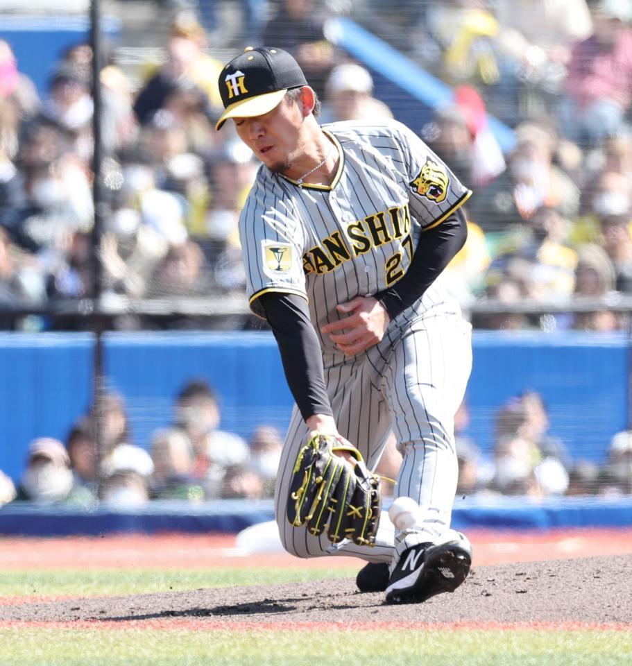 　１回、角中の打球を足に当てる伊藤将（撮影・西岡正）