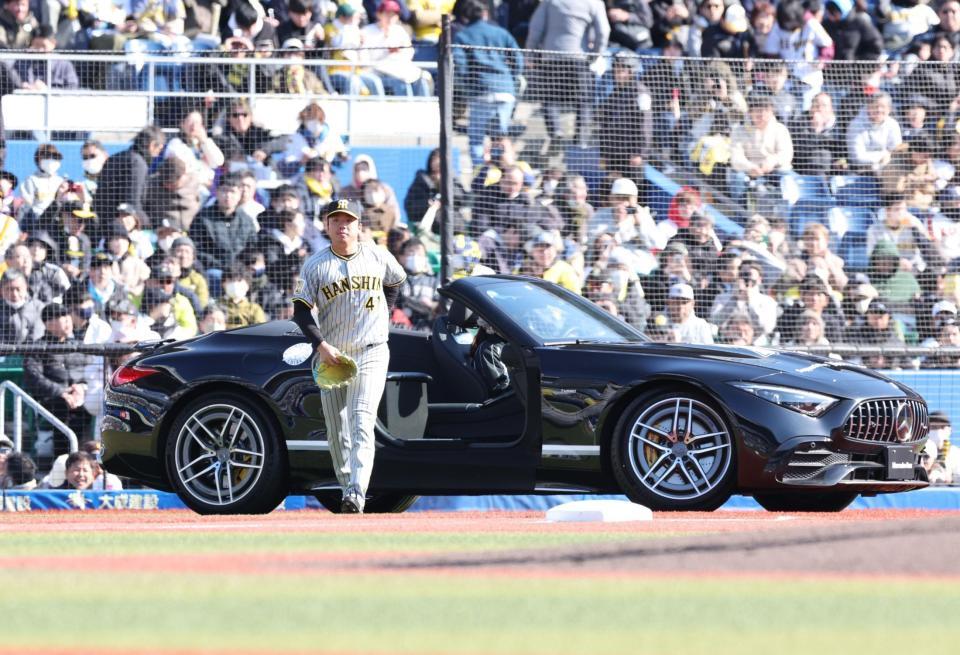 　６回に登板し、リリーフカーを降りる村上（撮影・西岡正）