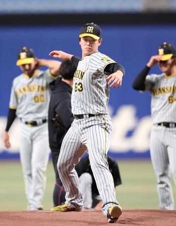 　マウンドの感触を確かめる石黒（撮影・中田匡峻）